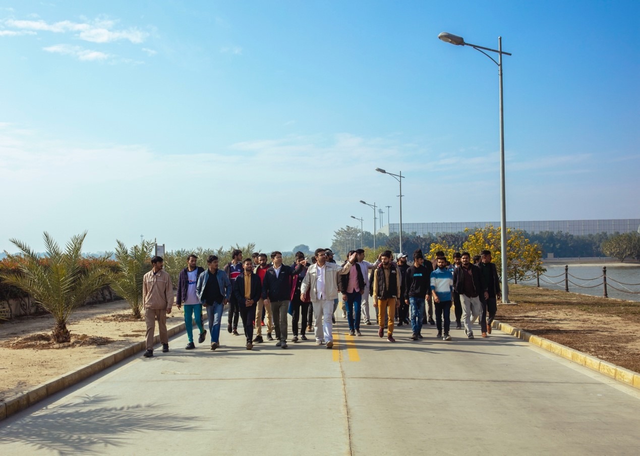 職業(yè)技校學(xué)員參觀中巴經(jīng)濟(jì)走廊薩希瓦爾電站。中國(guó)華能薩希瓦爾電站 供圖