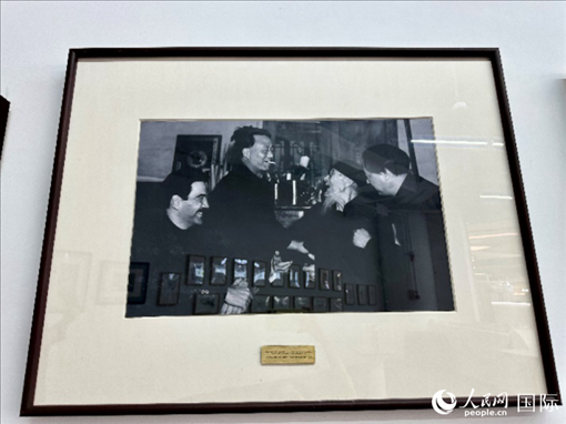 萬徒勒里（左一）與艾青、蕭三、齊白石的老照片。人民網(wǎng)記者 周雨攝