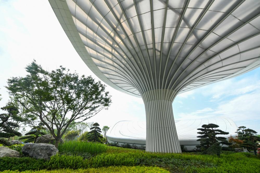這是2024年4月22日拍攝的成都世園會主會場入口處的“芙蓉花”底部，它兼具收集雨水、循環(huán)利用的功能。新華社記者 王曦 攝