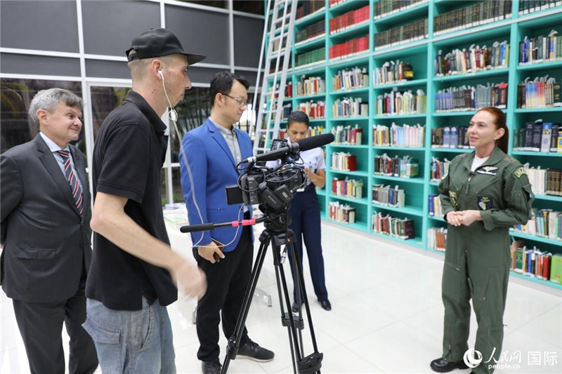 巴西高等防務(wù)學(xué)院院長卡拉·利里奧·馬丁斯接受了人民網(wǎng)的視頻采訪。 人民網(wǎng)記者 陳一鳴攝