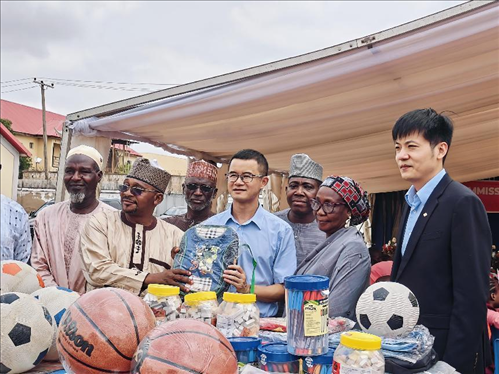 中尼友誼示范校物資捐贈。駐尼日利亞使館供圖