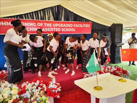 師生們載歌載舞。駐尼日利亞使館供圖