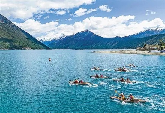 2024年4月20日，2024年巴松措國際漂流公開賽的選手在比賽中。 新華社記者 孫非攝