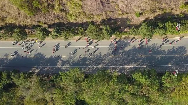 1月6日，健身愛好者在徒步活動中（無人機照片）。新華社記者 黃國保攝