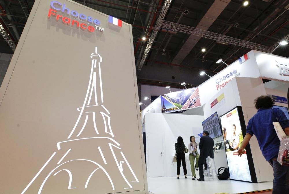 2019年11月5日，第二屆中國(guó)國(guó)際進(jìn)口博覽會(huì)在上海國(guó)家會(huì)展中心開(kāi)幕。這是參觀者走過(guò)法國(guó)國(guó)家館。新華社記者 張玉薇 攝