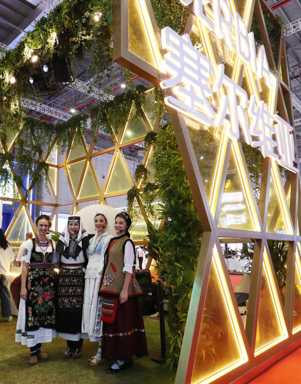 2023年11月6日，身著傳統(tǒng)服飾的演職人員在上海進(jìn)博會(huì)國(guó)家展塞爾維亞展臺(tái)迎接參觀者。第六屆進(jìn)博會(huì)國(guó)家展全面恢復(fù)線(xiàn)下舉辦，洪都拉斯、塞爾維亞、越南、南非、哈薩克斯坦作為本屆進(jìn)博會(huì)主賓國(guó)在國(guó)家展亮相。新華社記者 方喆 攝