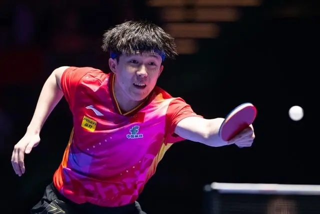 2024年4月15日，王楚欽在澳門世界杯比賽中回球。新華社記者 張金加攝