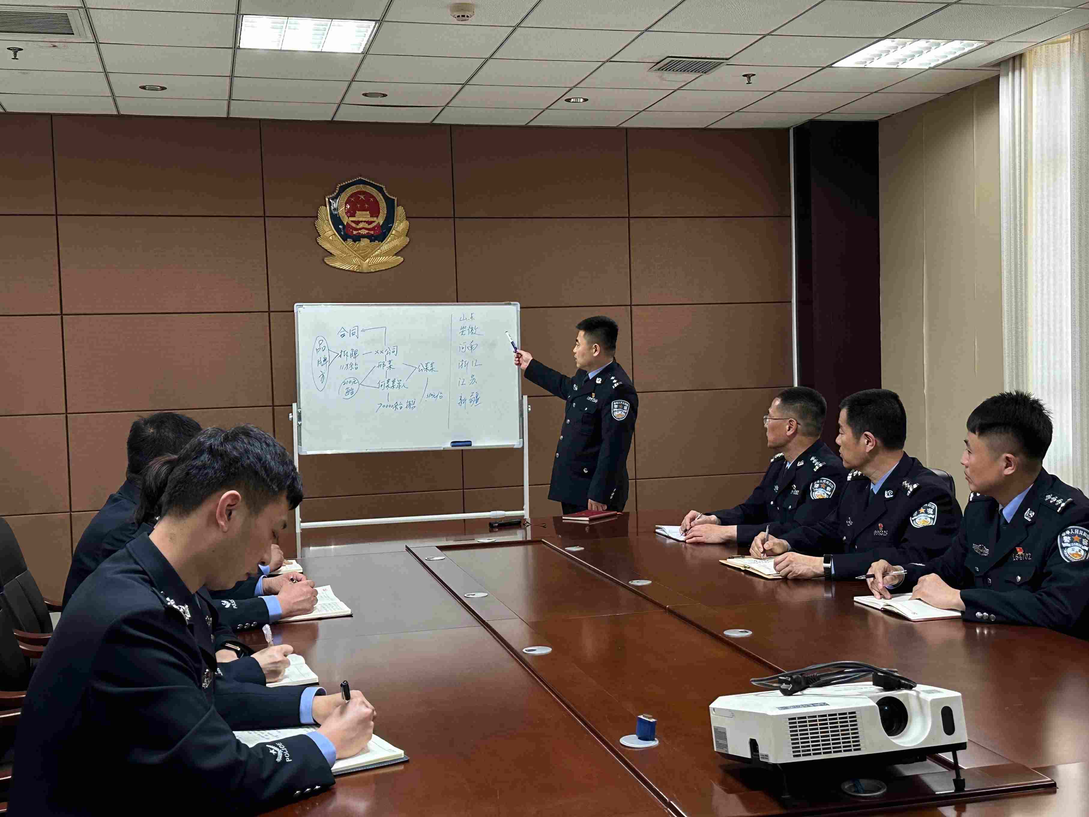 專案組辦案民警介紹案情。人民網(wǎng)記者 郝萍攝