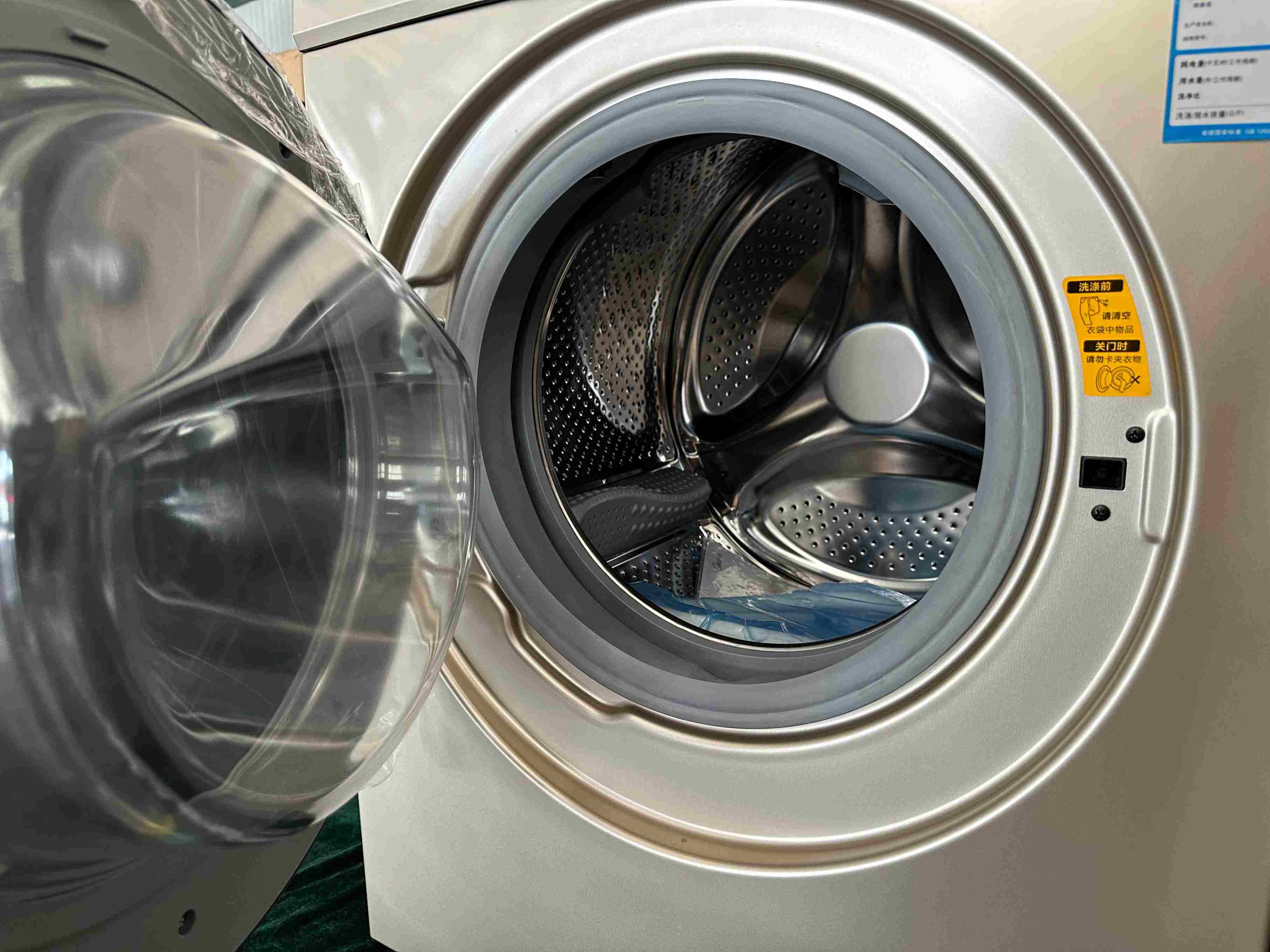 專案組民警查扣的洗衣機細節(jié)圖。人民網(wǎng)記者 郝萍攝