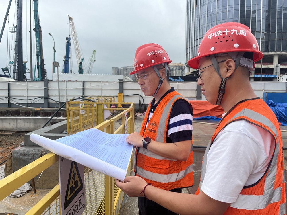 2024年4月26日，深圳市五一勞動(dòng)獎(jiǎng)?wù)芦@得者、中鐵十九局軌道公司項(xiàng)目副經(jīng)理夏荔（左）在穗莞深城際鐵路前皇段皇崗口岸站建設(shè)現(xiàn)場(chǎng)忙碌。新華社發(fā)