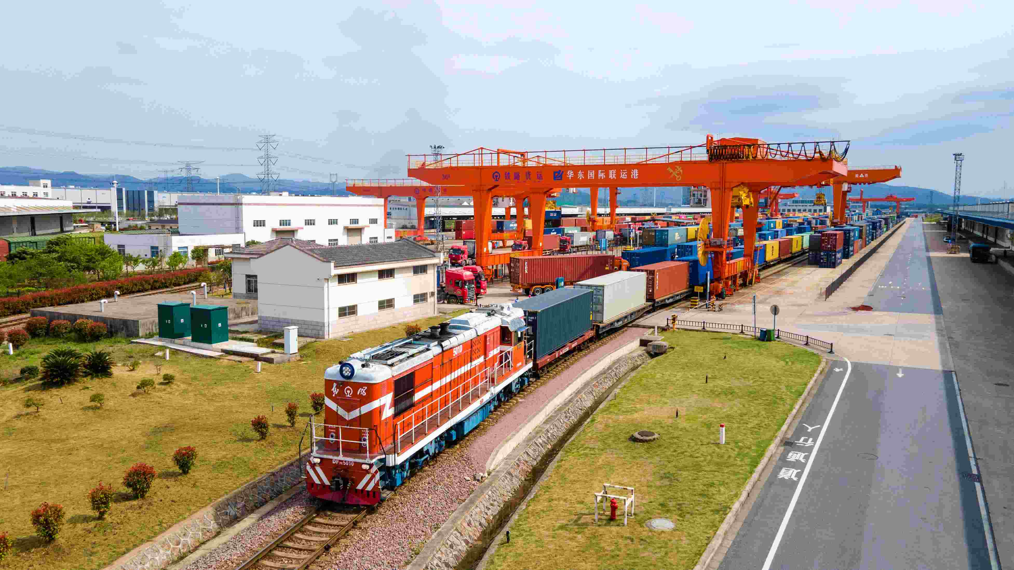 △2024年4月1日，浙江省金華華東國際聯(lián)運(yùn)港，一列中歐班列裝載110個(gè)標(biāo)箱日用百貨、電動(dòng)工具、機(jī)械裝備等貨物從鐵路金華南貨場(chǎng)啟程駛往匈牙利布達(dá)佩斯。