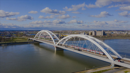 △2024年3月12日，一列火車運(yùn)行在匈塞鐵路塞爾維亞境內(nèi)貝諾段諾維薩德多瑙河大橋上。