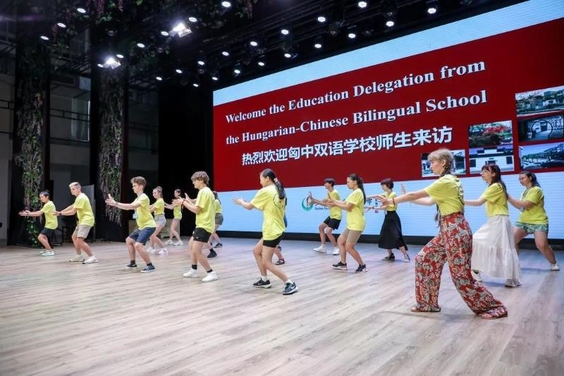 2023年7月，匈牙利匈中雙語學(xué)校師生代表團(tuán)來到江蘇參加“錦繡江蘇”青年交流項(xiàng)目。