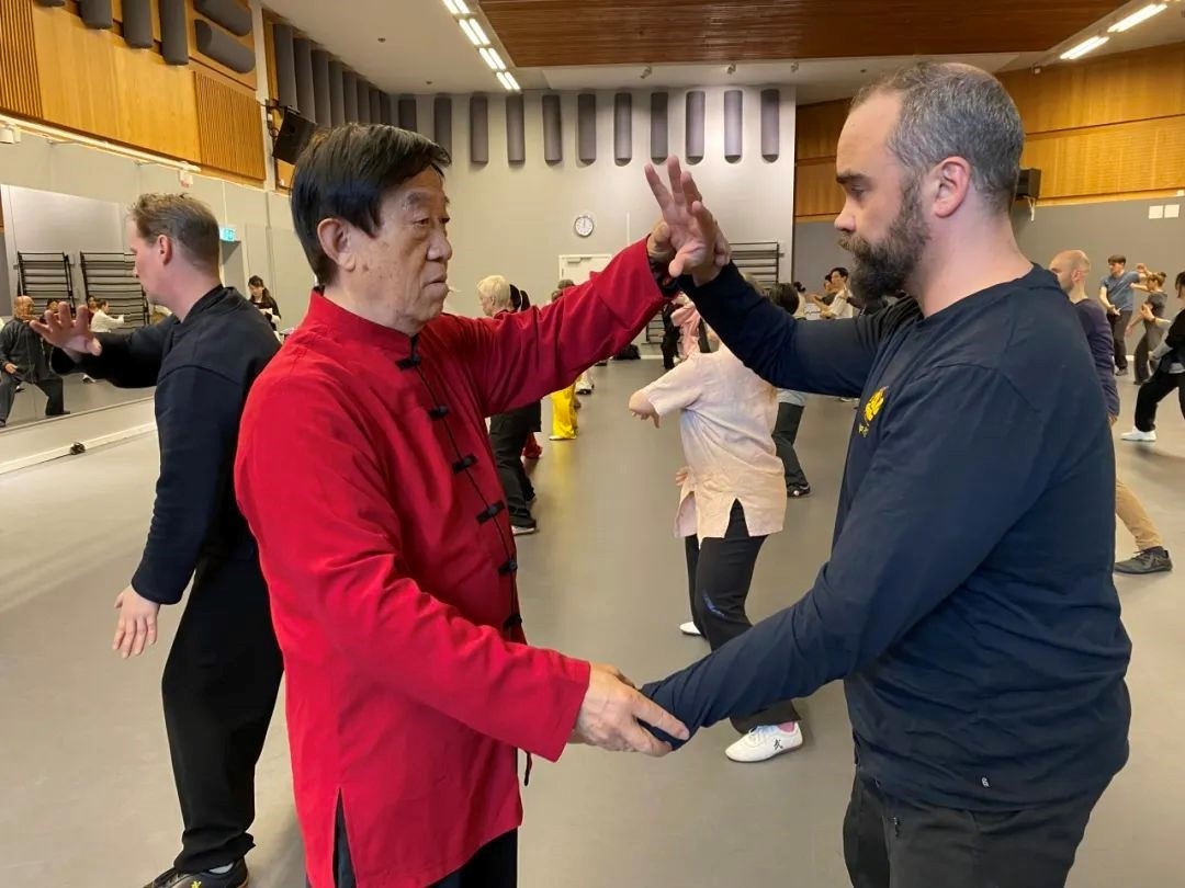 陳正雷老師親自示范指導。斯德哥爾摩中國文化中心供圖