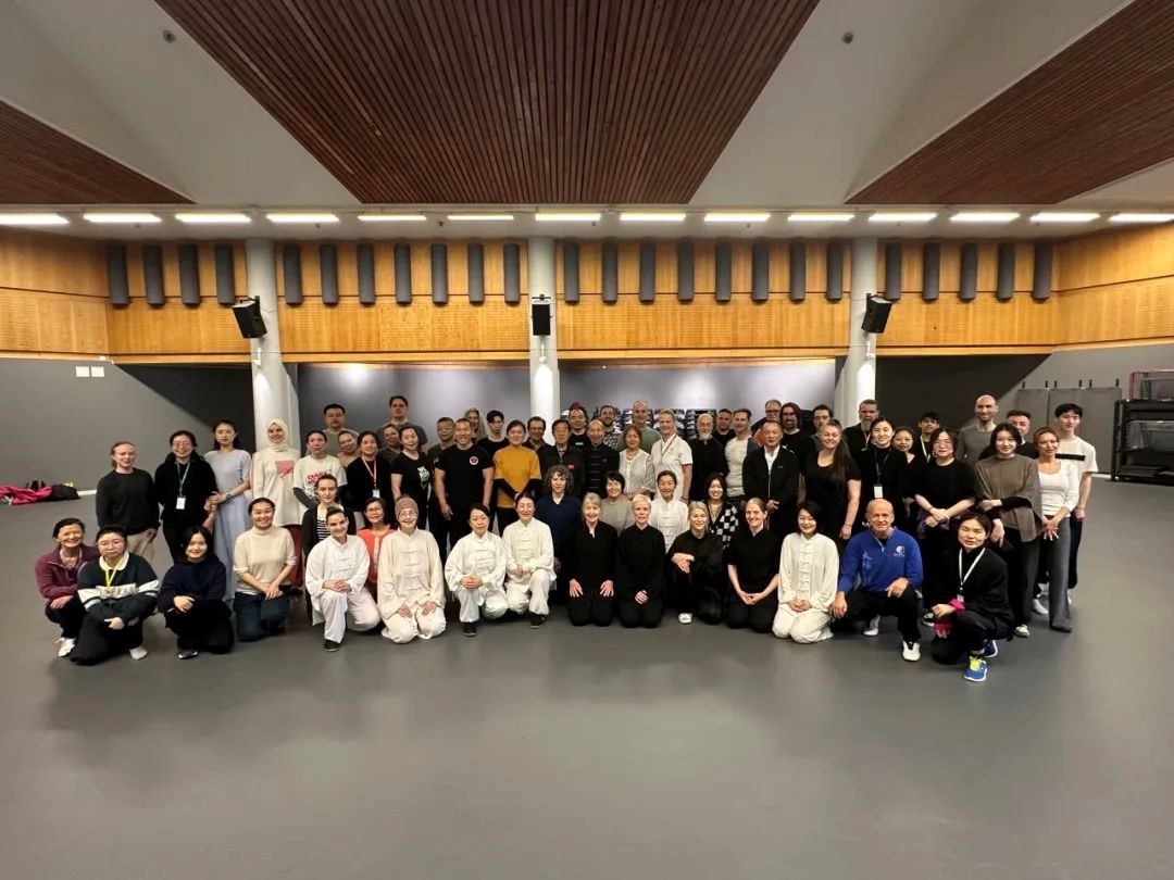 陳正雷老師與培訓班全體學員合影留念。斯德哥爾摩中國文化中心供圖