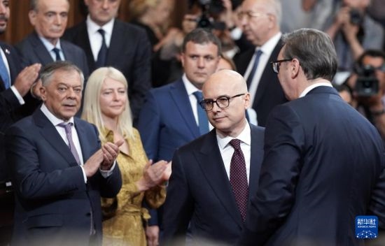  5月2日，在塞爾維亞貝爾格萊德，新一任政府總理武切維奇（中）出席就職儀式。新華社發(fā)（普雷德拉格·米洛薩夫列維奇攝）