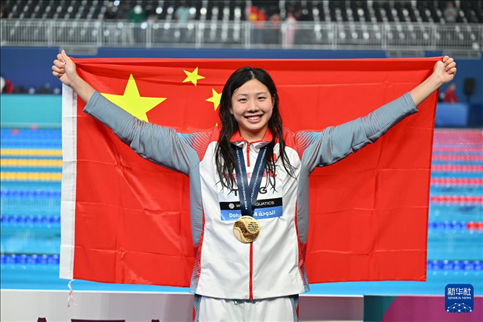2024年2月13日，2024年世界游泳錦標(biāo)賽游泳項目女子100米蛙泳決賽在卡塔爾多哈舉行。圖為冠軍中國選手唐錢婷在頒獎儀式后慶祝。新華社記者 薛宇舸 攝