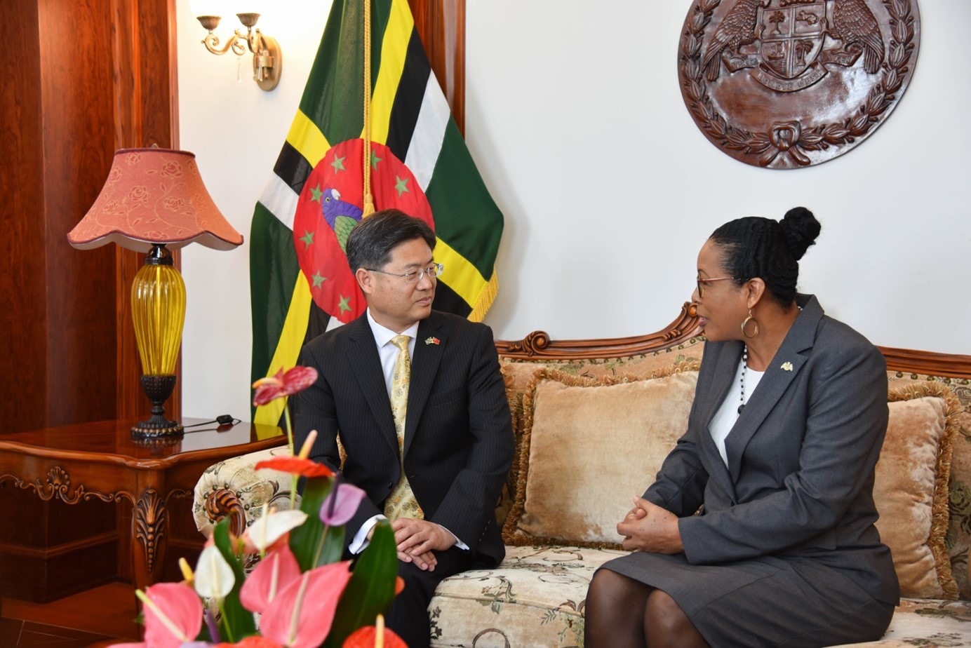 當(dāng)?shù)貢r(shí)間5月3日，中國(guó)新任駐多米尼克大使儲(chǔ)茂明（左）向多總統(tǒng)伯頓遞交國(guó)書。 中國(guó)駐多米尼克大使館供圖