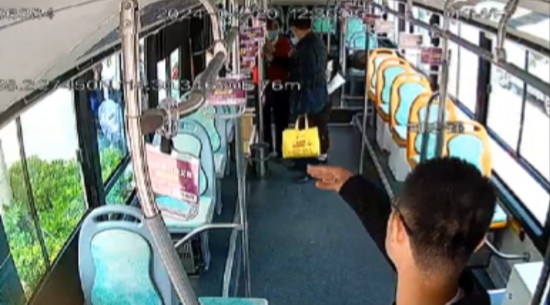 公交車上他一聲大吼！魏杰，好樣的！