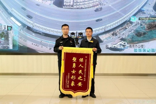 公交車上他一聲大吼！魏杰，好樣的！