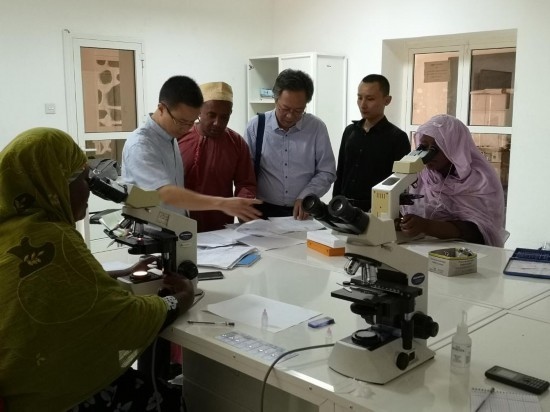 廣州中醫(yī)藥大學(xué)青蒿抗瘧援外醫(yī)療隊考察科摩羅國家瘧疾防治中心實驗室。