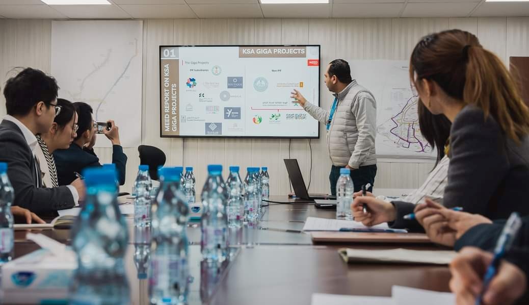 德亞（右三）在和員工開(kāi)會(huì)。中建中東沙特分公司供圖