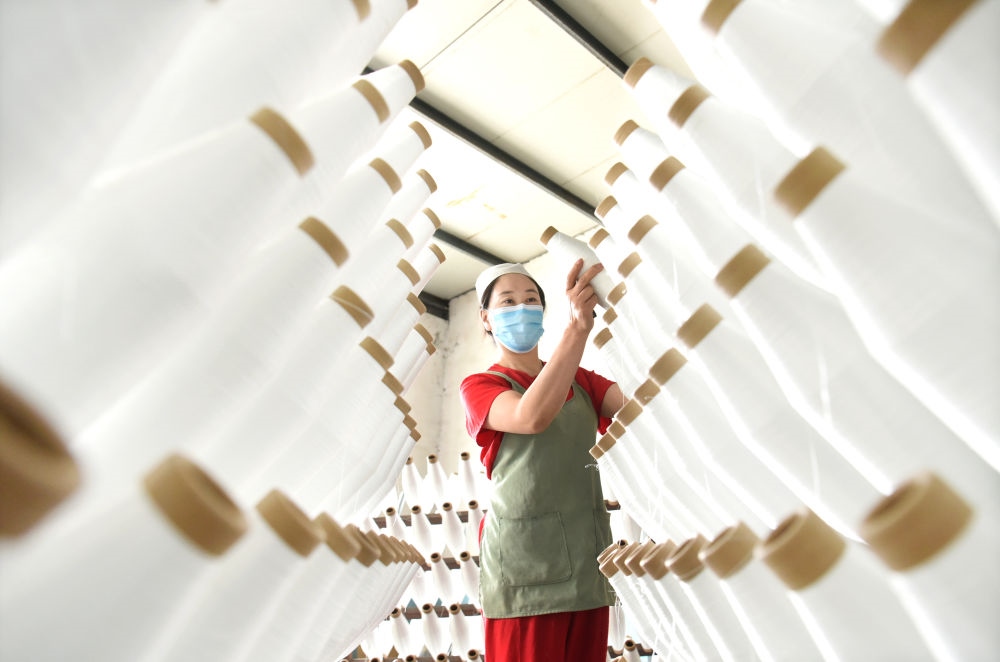 2024年5月1日，工人在山東省淄博市沂源縣悅莊工業(yè)園一玻纖企業(yè)整理加工的產(chǎn)品。新華社發(fā)（趙東山攝）