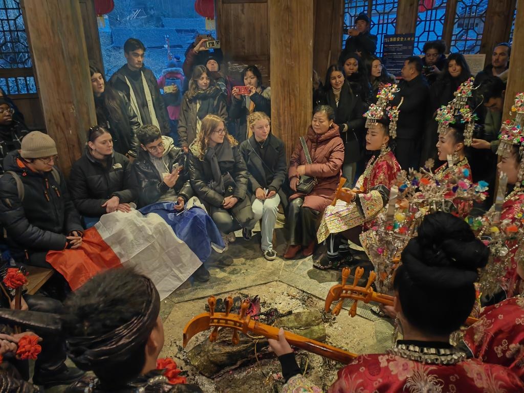 法國青年在榕江體驗民俗文化。新華社記者 羅羽 攝