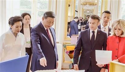 △當(dāng)?shù)貢r(shí)間5月6日下午，在中法領(lǐng)導(dǎo)人會(huì)談前，習(xí)近平主席向馬克龍總統(tǒng)贈(zèng)送中國(guó)翻譯的法國(guó)小說(shuō)。