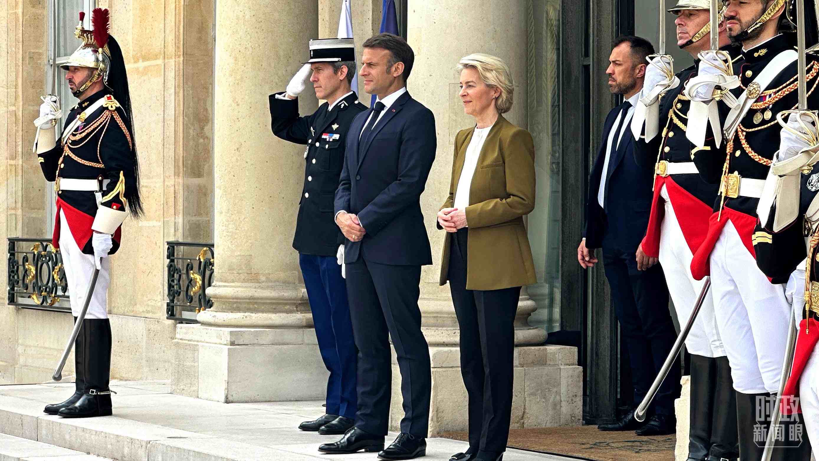 △中法歐領(lǐng)導(dǎo)人三方會(huì)晤后，馬克龍總統(tǒng)和馮德萊恩主席將習(xí)主席送至上車(chē)處。（總臺(tái)央視記者關(guān)舟拍攝）