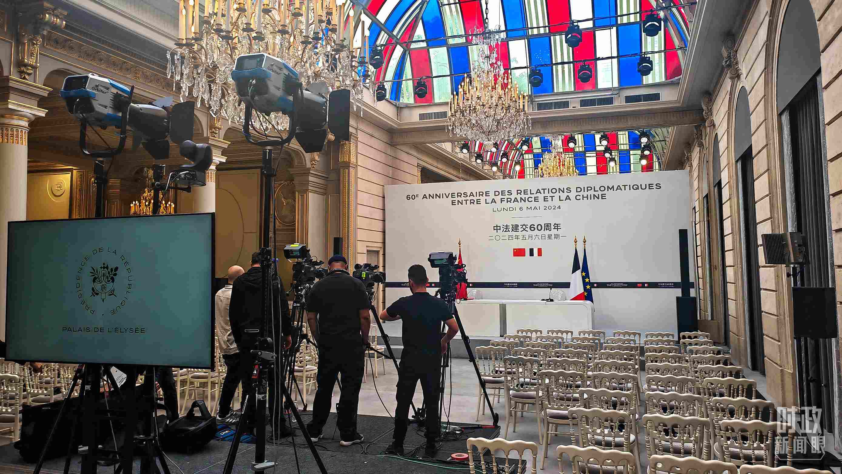 △習(xí)主席在巴黎愛(ài)麗舍宮同馬克龍總統(tǒng)會(huì)談后共同會(huì)見(jiàn)記者，這是會(huì)見(jiàn)開(kāi)始前的現(xiàn)場(chǎng)。（總臺(tái)央視記者劉琦拍攝）