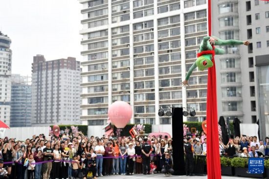 5月7日，演員在長沙國金中心表演木偶劇。新華社記者 陳振海 攝