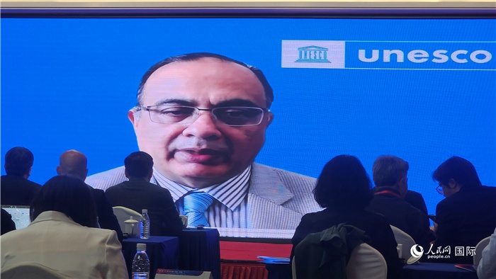 聯(lián)合國教科文組織駐華代表處代表夏澤翰通過視頻致辭。人民網(wǎng)記者 萬宇攝