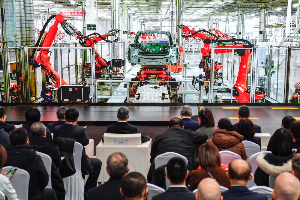 2024年1月26日，奧迪一汽新能源汽車有限公司預(yù)批量生產(chǎn)正式啟動，嘉賓觀看奧迪一汽新能源汽車有限公司生產(chǎn)車間的宣傳短片。新華社記者 許暢 攝