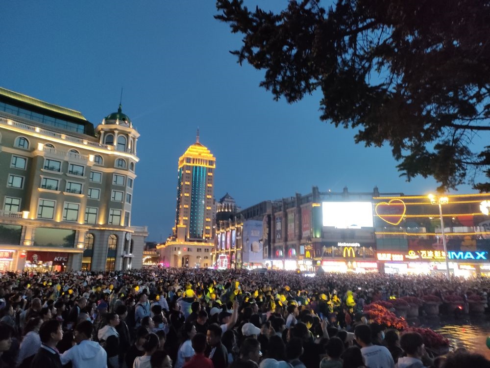 “五一”假期，哈爾濱松花江畔游人如織（2024年5月2日攝）。新華社記者 朱悅 攝