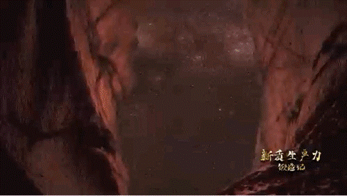 要甄別并發(fā)現(xiàn)暗物質(zhì)粒子，如同在一場(chǎng)人聲鼎沸的足球比賽現(xiàn)場(chǎng)聽見一根鋼針跌落的聲音。