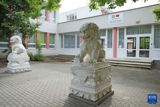 這是5月3日在匈牙利布達(dá)佩斯拍攝的匈中雙語學(xué)校校門。新華社記者 趙丁喆 攝