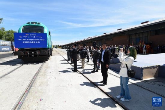 5月8日，在西班牙馬德里，嘉賓們參加中歐班列（義烏—馬德里）開行十周年紀(jì)念號(hào)班列發(fā)車儀式。新華社發(fā)（古斯塔沃·巴連特?cái)z）