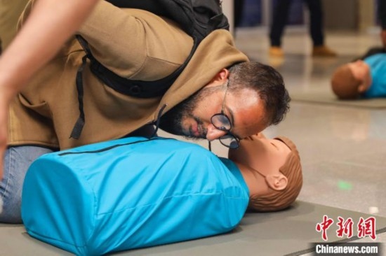 5月9日，留學(xué)生利用假人道具練習(xí)心肺復(fù)蘇技巧。張鷹 攝