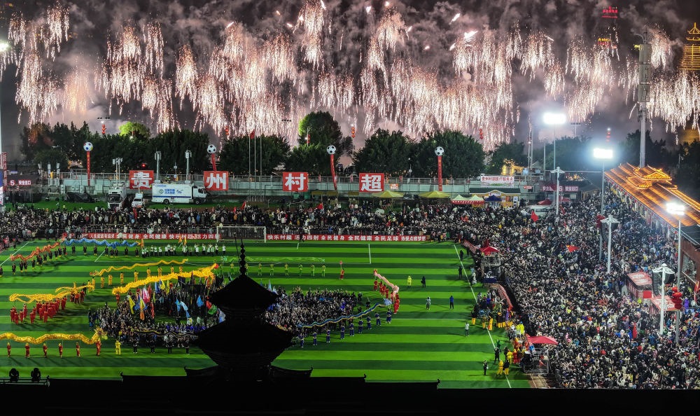 在貴州省榕江縣舉行的2024全國“村晚”示范展示活動(dòng)暨貴州“村超村晚”活動(dòng)中，音樂煙花秀精彩上演（2024年2月3日攝，無人機(jī)照片）。新華社記者 劉續(xù) 攝