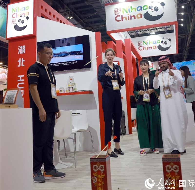 觀眾在參與投壺游戲。人民網(wǎng)記者管克江攝