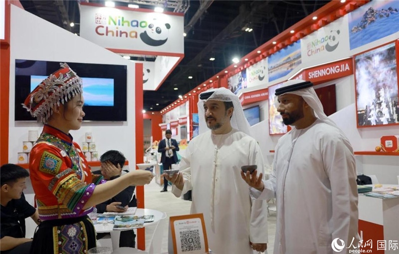 兩名阿聯(lián)酋觀眾在品嘗湖北名茶。人民網(wǎng)記者管克江攝