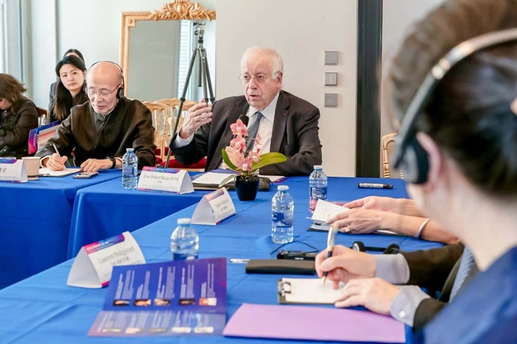 法蘭西科學(xué)院副院長、巴黎地理學(xué)會(huì)主席讓-羅伯特·馬里·皮特先生發(fā)言（圖片：中國傳媒大學(xué)