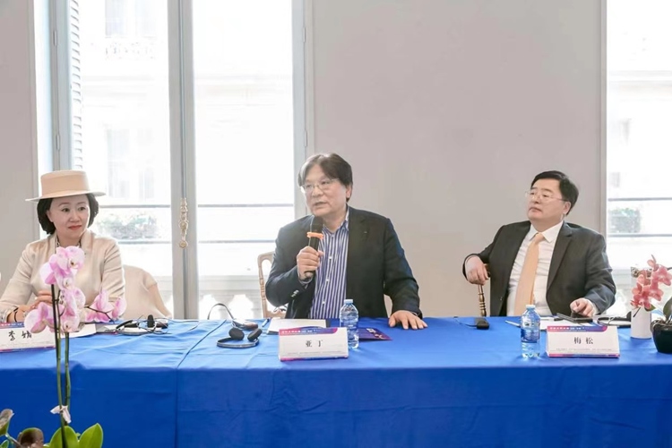 法中交流促進(jìn)會(huì)會(huì)長、作家、翻譯家、法國最高榮譽(yù)騎士勛章獲得者亞丁發(fā)言（圖片：中國傳媒大學(xué)