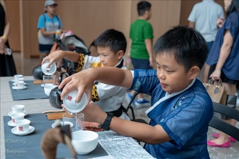 新加坡孩子們?cè)诨顒?dòng)現(xiàn)場(chǎng)體驗(yàn)學(xué)習(xí)茶藝。新加坡中國(guó)文化中心供圖
