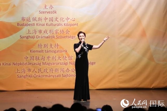 “玉蘭花開·魅力上?！弊哌M布達佩斯。葉辰亮攝