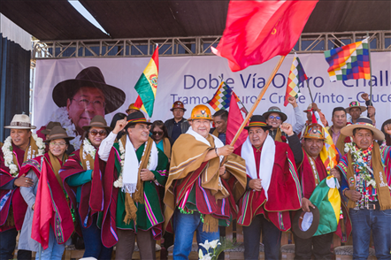 奧魯羅公路項(xiàng)目開(kāi)工儀式現(xiàn)場(chǎng)，?？偨y(tǒng)路易斯·阿爾塞宣布項(xiàng)目開(kāi)工。中國(guó)中鐵供圖