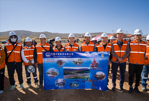 奧魯羅公路項(xiàng)目開(kāi)工儀式現(xiàn)場(chǎng)，中國(guó)中鐵員工代表合影。中國(guó)中鐵供圖