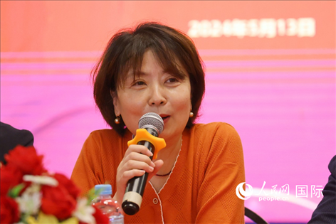 陜西省歸國(guó)華僑聯(lián)合會(huì)黨組成員、副主席兼秘書長(zhǎng)尚小紅在座談會(huì)上致辭。人民網(wǎng)記者 陳海琪攝