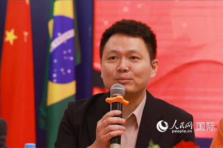 中國(guó)駐里約熱內(nèi)盧總領(lǐng)館副總領(lǐng)事王尉育在座談會(huì)上致辭。人民網(wǎng)記者 陳海琪攝